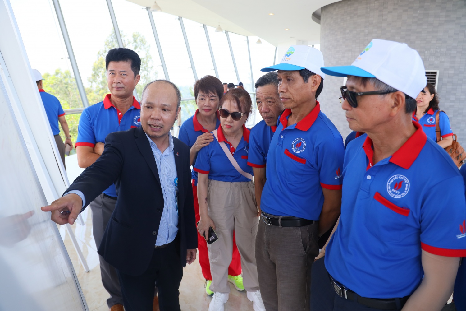 Hội Dầu khí Vũng Tàu và Hội Dầu khí Quảng Ngãi tổ chức giao lưu, gặp mặt tại miền Trung Hội Dầu khí Vũng Tàu và Hội Dầu khí Quảng Ngãi tổ chức giao lưu, gặp mặt tại miền Trung