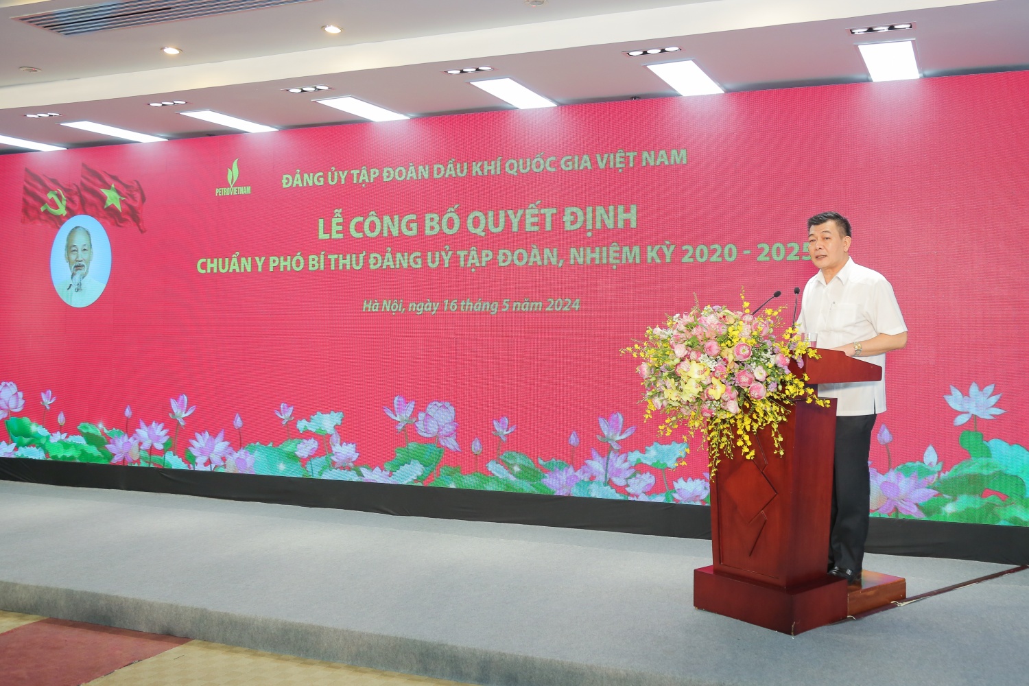 Trao quyết định chuẩn y Phó Bí thư Đảng ủy Tập đoàn Dầu khí Quốc gia Việt Nam Trao quyết định chuẩn y Phó Bí thư Đảng ủy Tập đoàn Dầu khí Quốc gia Việt Nam