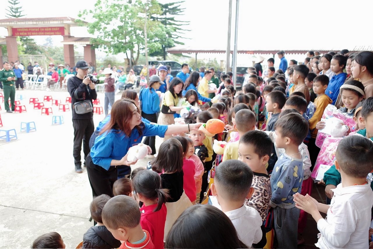 Học Bác về tinh thần tương thân tương ái, Phó Bí thư Đoàn PVcomBank luôn xung kích, tình nguyện vì cộng đồng xã hội. Học Bác về tinh thần tương thân tương ái, Phó Bí thư Đoàn PVcomBank luôn xung kích, tình nguyện vì cộng đồng xã hội.