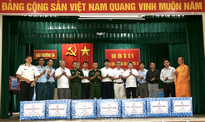 Tập đoàn Dầu khí Việt Nam thăm, động viên cán bộ chiến sĩ, người dân tại huyện đảo Trường Sa và Nhà giàn DK1/9 – Ba Kè Petrovietnam thăm, động viên cán bộ chiến sĩ, người dân tại huyện đảo Trường Sa và Nhà giàn DK1/9 – Ba Kè