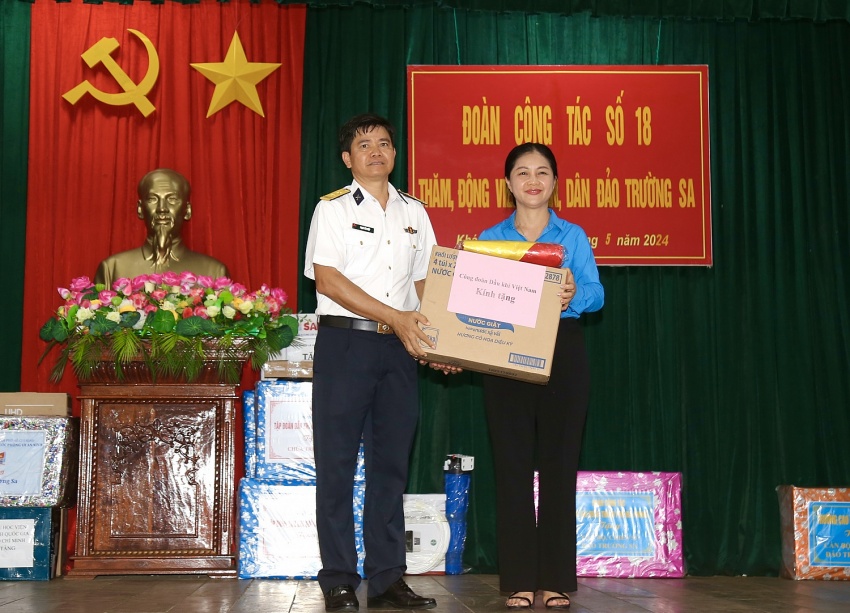 Tập đoàn Dầu khí Việt Nam thăm, động viên cán bộ chiến sĩ, người dân tại huyện đảo Trường Sa và Nhà giàn DK1/9 – Ba Kè Petrovietnam thăm, động viên cán bộ chiến sĩ, người dân tại huyện đảo Trường Sa và Nhà giàn DK1/9 – Ba Kè