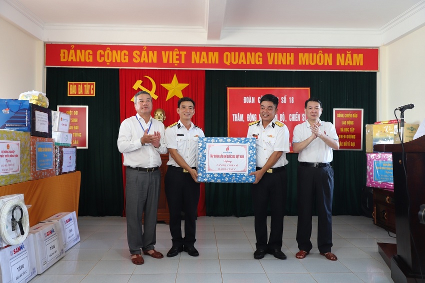 Tập đoàn Dầu khí Việt Nam thăm, động viên cán bộ chiến sĩ, người dân tại huyện đảo Trường Sa và Nhà giàn DK1/9 – Ba Kè Petrovietnam thăm, động viên cán bộ chiến sĩ, người dân tại huyện đảo Trường Sa và Nhà giàn DK1/9 – Ba Kè