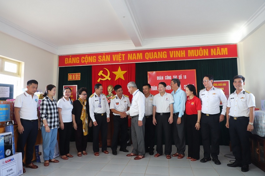 Petrovietnam thăm, động viên cán bộ chiến sĩ, người dân tại huyện đảo Trường Sa và Nhà giàn DK1/9 – Ba Kè Petrovietnam thăm, động viên cán bộ chiến sĩ, người dân tại huyện đảo Trường Sa và Nhà giàn DK1/9 – Ba Kè