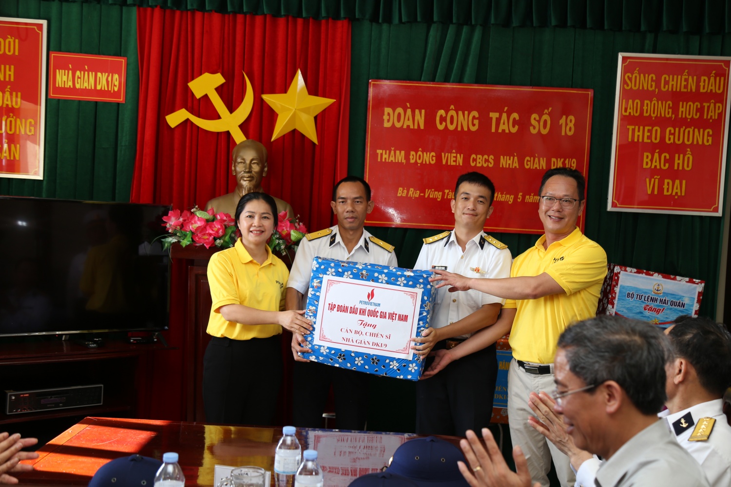 Tập đoàn Dầu khí Việt Nam thăm, động viên cán bộ chiến sĩ, người dân tại huyện đảo Trường Sa và Nhà giàn DK1/9 – Ba Kè Tập đoàn Dầu khí Việt Nam thăm, động viên cán bộ chiến sĩ, người dân tại huyện đảo Trường Sa và Nhà giàn DK1/9 – Ba Kè