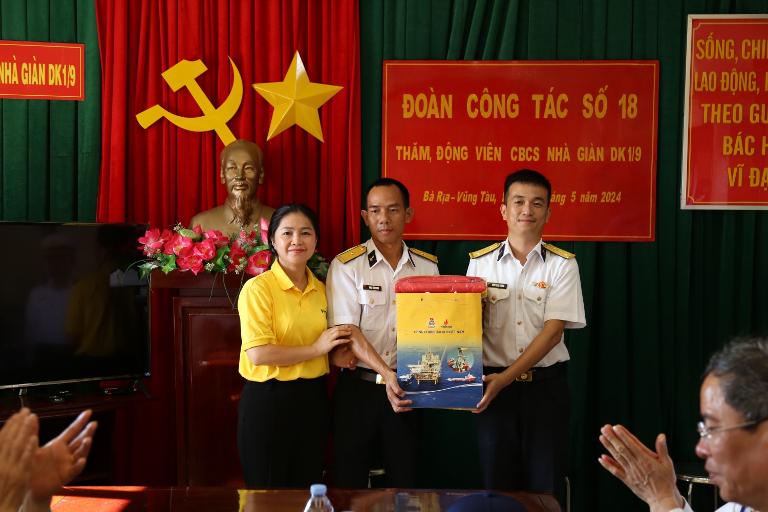 Tập đoàn Dầu khí Việt Nam thăm, động viên cán bộ chiến sĩ, người dân tại huyện đảo Trường Sa và Nhà giàn DK1/9 – Ba Kè Tập đoàn Dầu khí Việt Nam thăm, động viên cán bộ chiến sĩ, người dân tại huyện đảo Trường Sa và Nhà giàn DK1/9 – Ba Kè