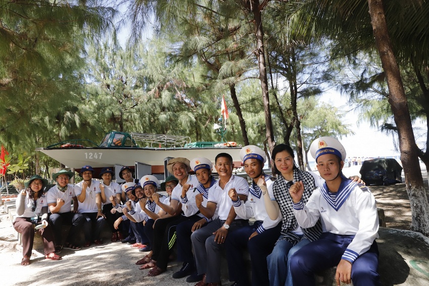 Petrovietnam thăm, động viên cán bộ chiến sĩ, người dân tại huyện đảo Trường Sa và Nhà giàn DK1/9 – Ba Kè Petrovietnam thăm, động viên cán bộ chiến sĩ, người dân tại huyện đảo Trường Sa và Nhà giàn DK1/9 – Ba Kè