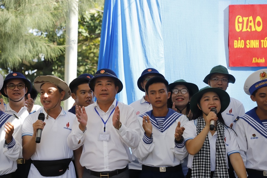 Petrovietnam thăm, động viên cán bộ chiến sĩ, người dân tại huyện đảo Trường Sa và Nhà giàn DK1/9 – Ba Kè Petrovietnam thăm, động viên cán bộ chiến sĩ, người dân tại huyện đảo Trường Sa và Nhà giàn DK1/9 – Ba Kè