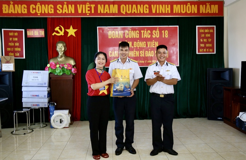 Tập đoàn Dầu khí Việt Nam thăm, động viên cán bộ chiến sĩ, người dân tại huyện đảo Trường Sa và Nhà giàn DK1/9 – Ba Kè Petrovietnam thăm, động viên cán bộ chiến sĩ, người dân tại huyện đảo Trường Sa và Nhà giàn DK1/9 – Ba Kè