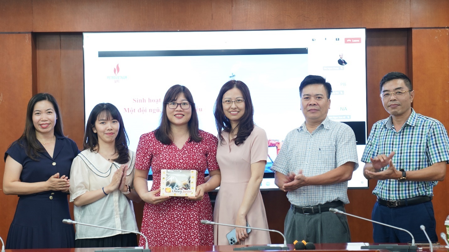 Chi bộ Nghiệp vụ sinh hoạt chuyên đề “Một đội ngũ, một mục tiêu” Chi bộ Nghiệp vụ sinh hoạt chuyên đề “Một đội ngũ, một mục tiêu”