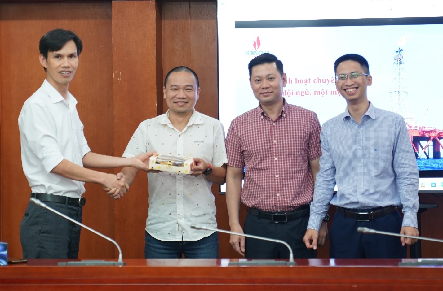 Chi bộ Nghiệp vụ sinh hoạt chuyên đề “Một đội ngũ, một mục tiêu” Chi bộ Nghiệp vụ sinh hoạt chuyên đề “Một đội ngũ, một mục tiêu”