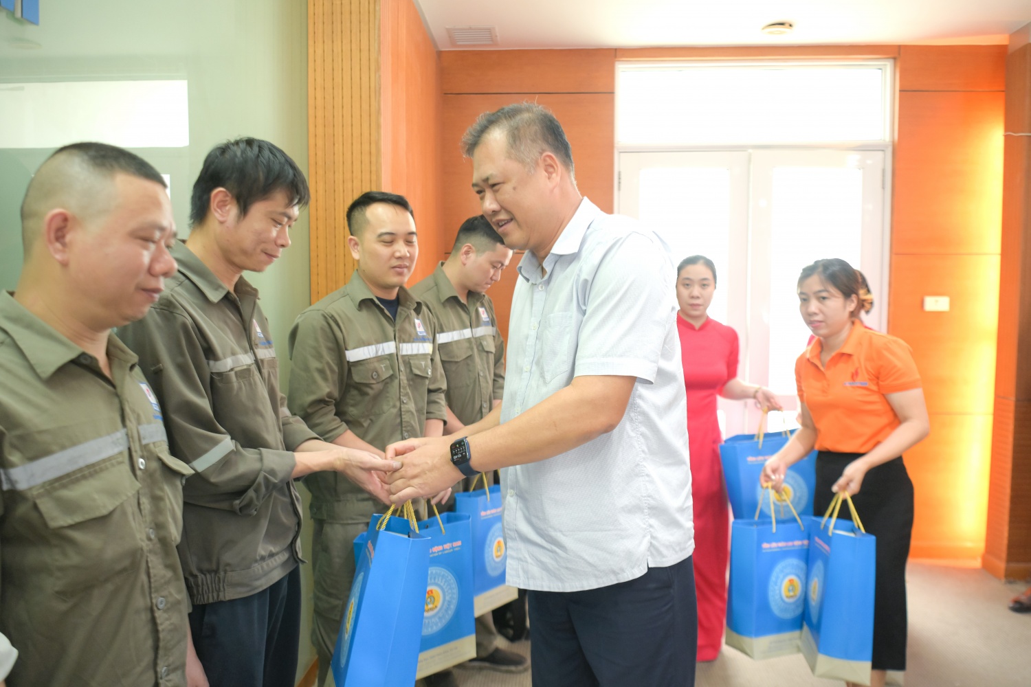 Lãnh đạo Tổng Liên đoàn Lao động Việt Nam và Công đoàn Dầu khí Việt Nam thăm, tặng quà người lao động có hoàn cảnh khó khăn Lãnh đạo Tổng Liên đoàn Lao động Việt Nam và Công đoàn Dầu khí Việt Nam thăm, tặng quà người lao động có hoàn cảnh khó khăn