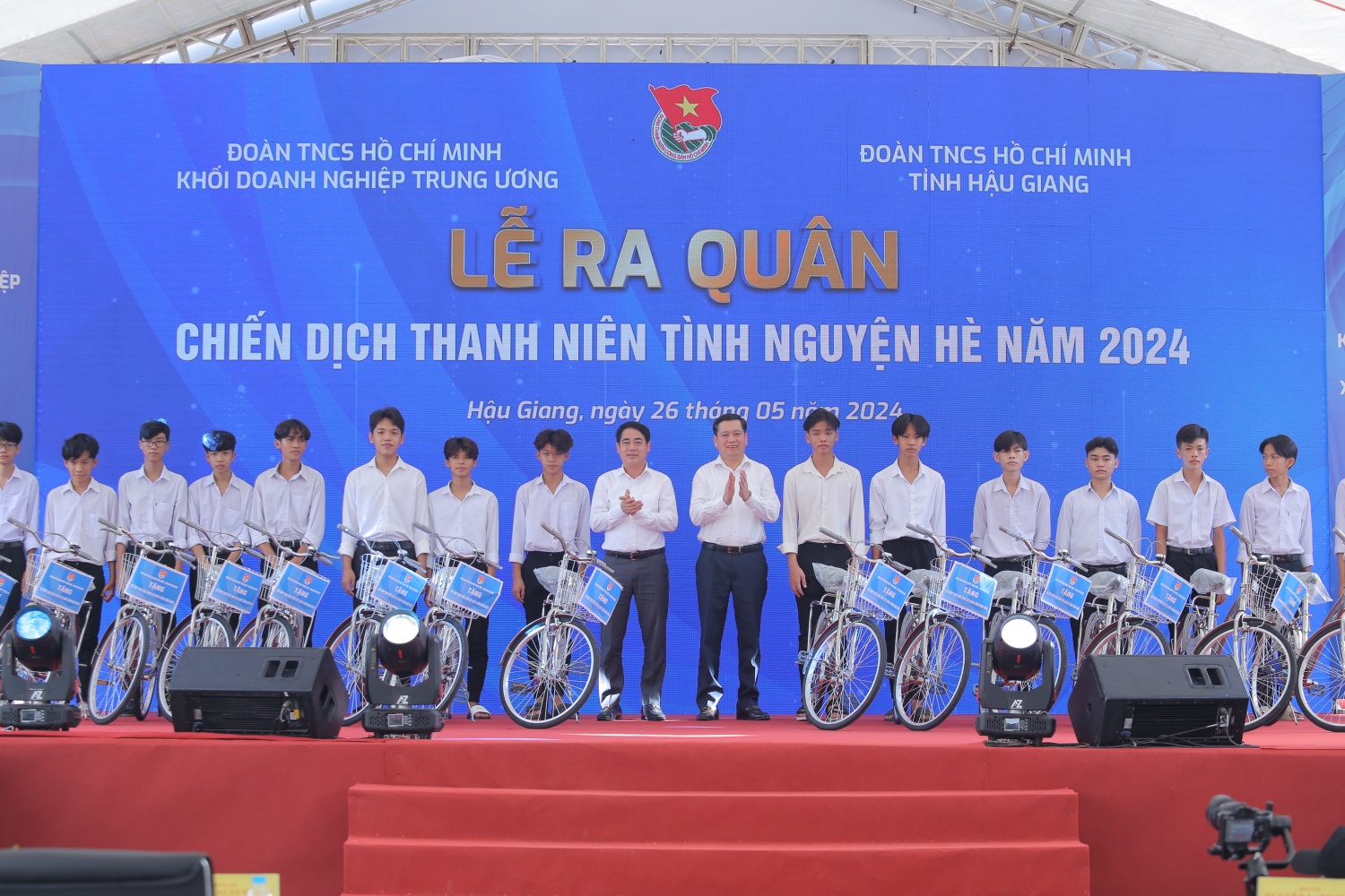 Đoàn Thanh niên Khối DNTW ra quân chiến dịch thanh niên tình nguyện hè năm 2024 Petrovietnam trao tặng nhiều công trình an sinh tại Lễ ra quân Chiến dịch thanh niên tình nguyện hè năm 2024 của Đoàn Khối DNTW