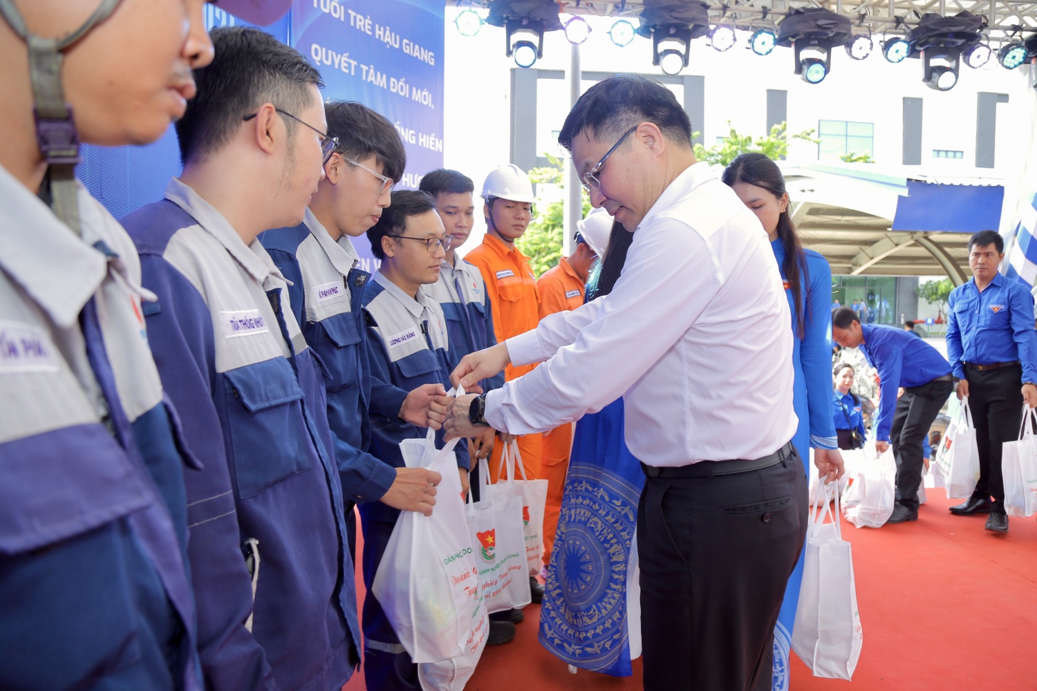 Đoàn Thanh niên Khối DNTW ra quân chiến dịch thanh niên tình nguyện hè năm 2024 Petrovietnam trao tặng nhiều công trình an sinh tại Lễ ra quân Chiến dịch thanh niên tình nguyện hè năm 2024 của Đoàn Khối DNTW
