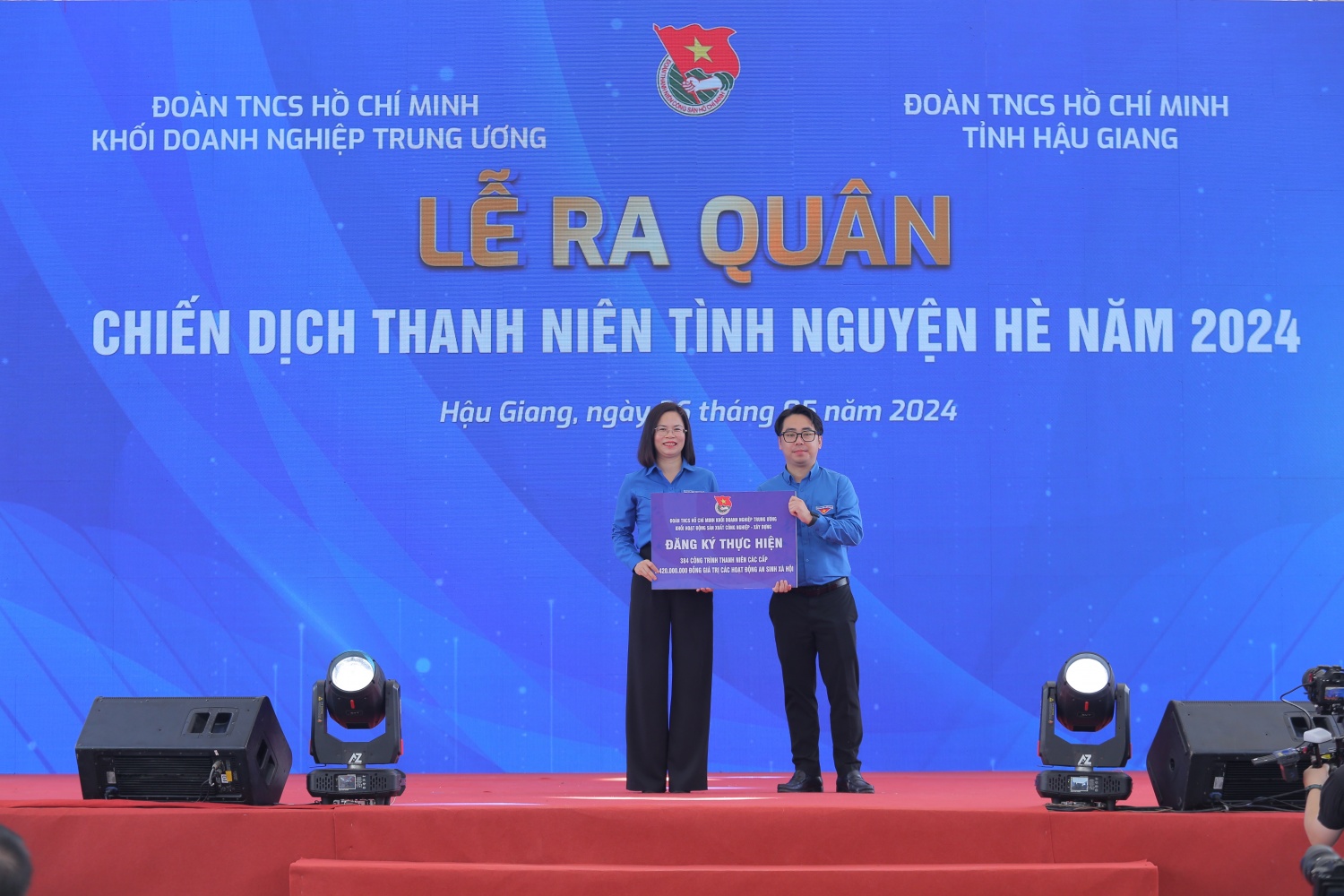 Petrovietnam trao tặng nhiều công trình an sinh tại Lễ ra quân Chiến dịch thanh niên tình nguyện hè năm 2024 của Đoàn Khối DNTW Petrovietnam trao tặng nhiều công trình an sinh tại Lễ ra quân Chiến dịch thanh niên tình nguyện hè năm 2024 của Đoàn Khối DNTW