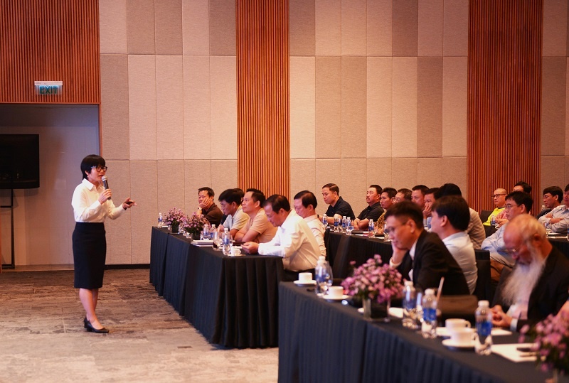 Đồng chí Nguyễn Thị Hoa - Ủy viên BCH Đảng bộ, Phó Chủ nhiệm Thường trực Ủy ban Kiểm tra Đảng ủy Tập đoàn trình bày hai chuyên đề tại chương trình tập huấn. Đồng chí Nguyễn Thị Hoa - Ủy viên BCH Đảng bộ, Phó Chủ nhiệm Thường trực Ủy ban Kiểm tra Đảng ủy Tập đoàn trình bày hai chuyên đề tại chương trình tập huấn.