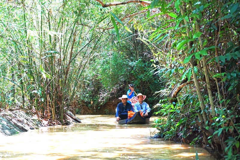 Trên đường vào thăm khu di tích lịch sử Hầm Hô Trên đường vào thăm khu di tích lịch sử Hầm Hô