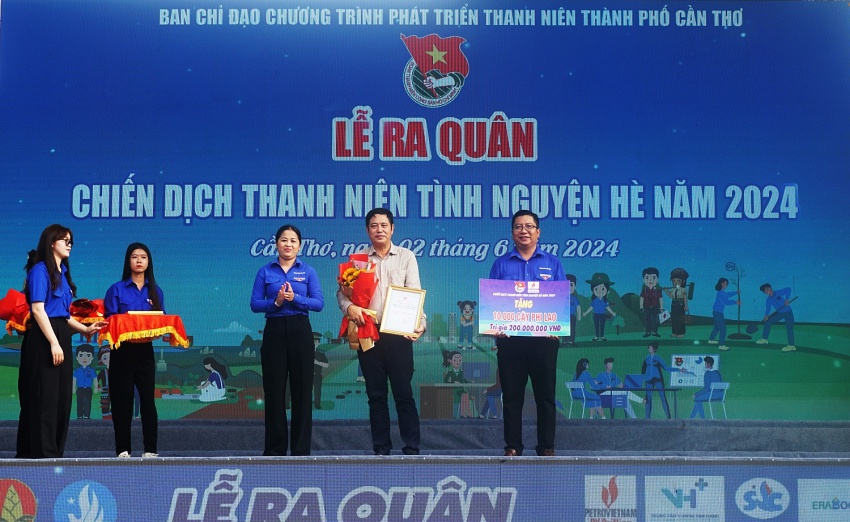 Bà Lư Thị Ngọc Anh, Ủy viên Ban thường vụ Trung ương Đoàn, Bí thư Thành đoàn Cần Thơ (bìa trái) tặng thư cảm ơn PV Drilling tài trợ TP Cần Thơ 10.000 cây xanh. Bà Lư Thị Ngọc Anh, Ủy viên Ban thường vụ Trung ương Đoàn, Bí thư Thành đoàn Cần Thơ (bìa trái) tặng thư cảm ơn PV Drilling tài trợ TP Cần Thơ 10.000 cây xanh.