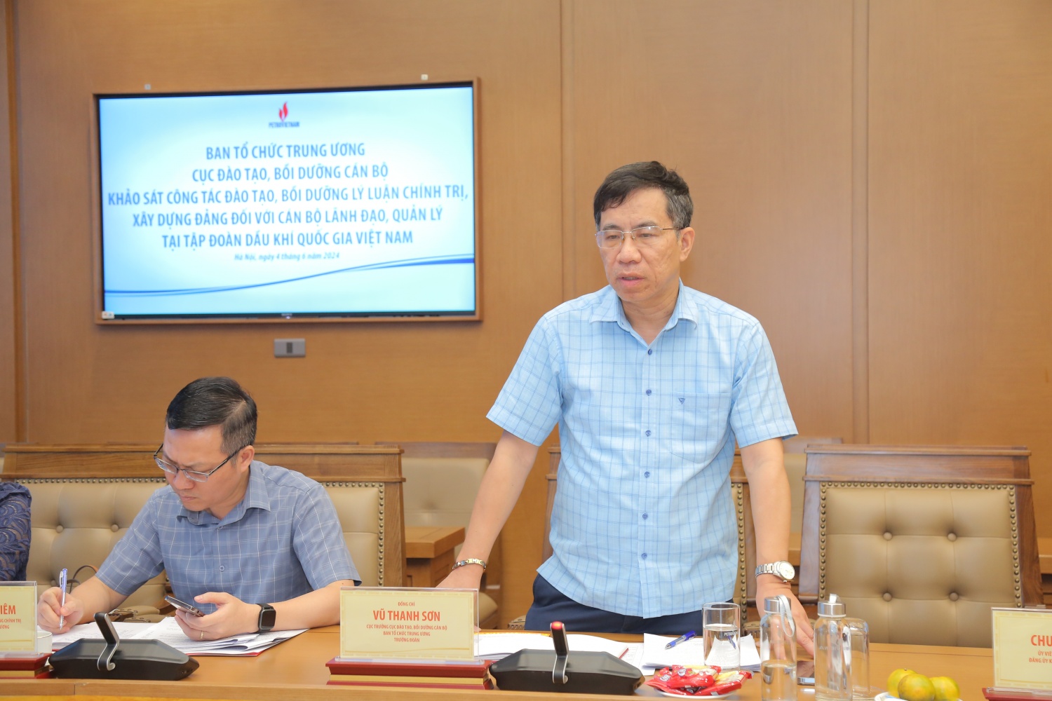 Chú trọng công tác đào tạo, bồi dưỡng lý luận cán bộ chuẩn bị cho Đại hội Đảng các cấp Chú trọng công tác đào tạo, bồi dưỡng lý luận cán bộ chuẩn bị cho Đại hội Đảng các cấp