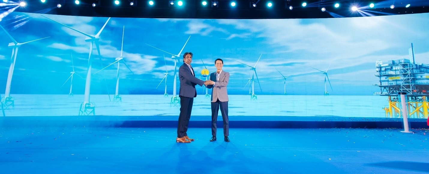 Ông Jayaram Naidu (Giám đốc điều hành Dự án Greater Changhua 2b và 4) trao kỷ niệm chương hoàn thành chân đế đầu tiên cho Ông Trần Hồ Bắc (Phó Tổng Giám đốc/ Trưởng Ban Dự án của PTSC) Ông Jayaram Naidu (Giám đốc điều hành Dự án Greater Changhua 2b và 4) trao kỷ niệm chương hoàn thành chân đế đầu tiên cho Ông Trần Hồ Bắc (Phó Tổng Giám đốc/ Trưởng Ban Dự án của PTSC)