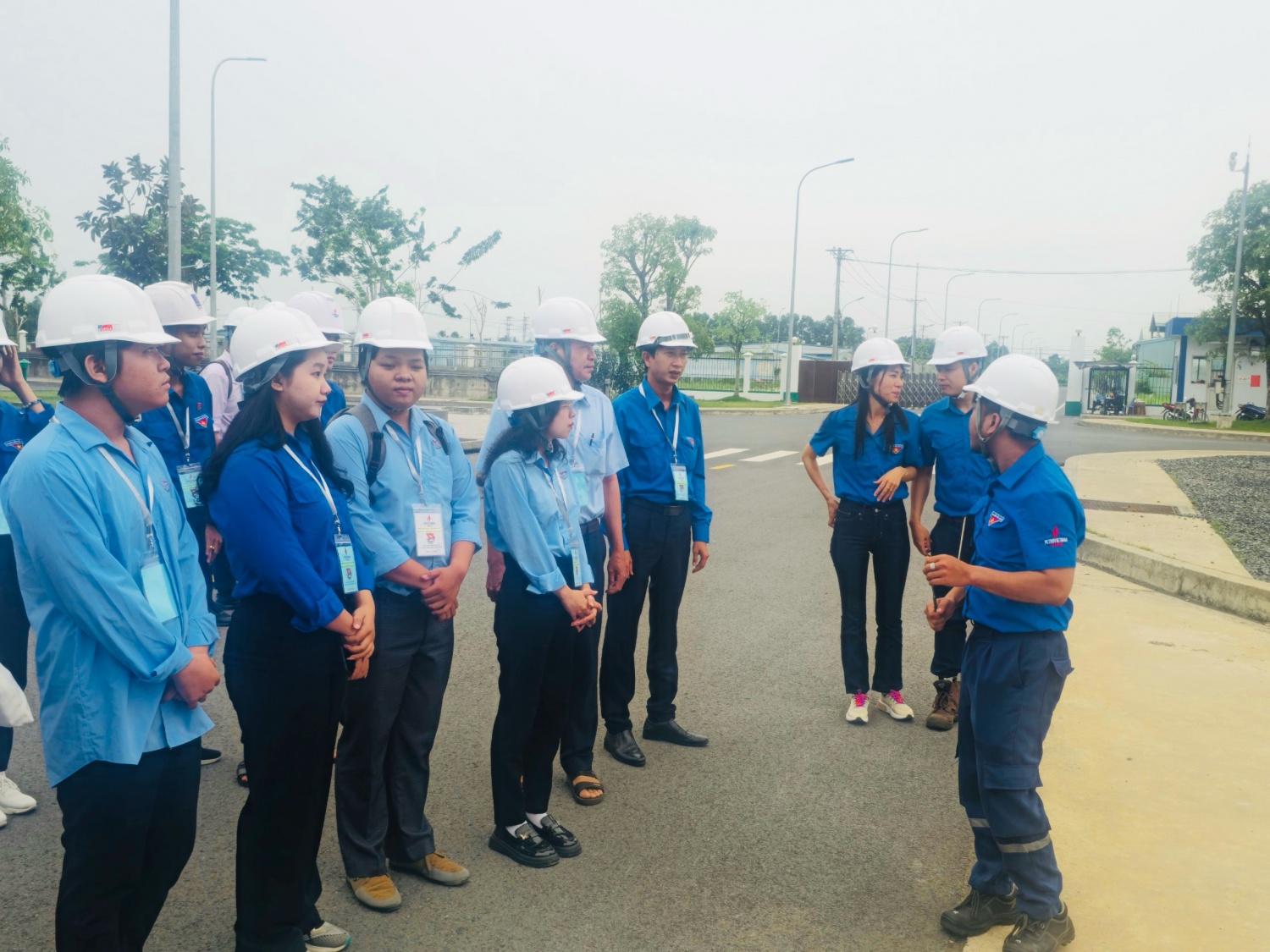 Đoàn Thanh niên NMNĐ Sông Hậu 1 tư vấn hướng nghiệp cho đoàn viên, học sinh Thị trấn Mái Dầm Đoàn Thanh niên NMNĐ Sông Hậu 1 tư vấn hướng nghiệp cho đoàn viên, học sinh Thị trấn Mái Dầm