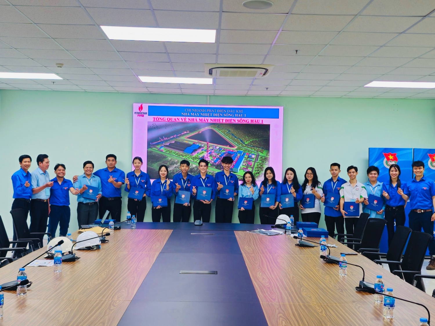 Đoàn Thanh niên NMNĐ Sông Hậu 1 tư vấn hướng nghiệp cho đoàn viên, học sinh Thị trấn Mái Dầm Đoàn Thanh niên NMNĐ Sông Hậu 1 tư vấn hướng nghiệp cho đoàn viên, học sinh Thị trấn Mái Dầm
