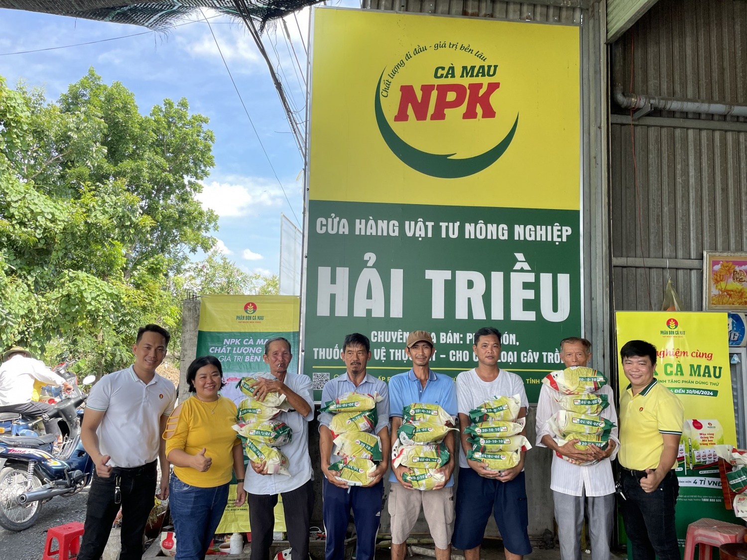 Phân bón Cà Mau đồng hành cùng nông dân Việt Nam: Tặng phân bón, đón mùa vàng Phân bón Cà Mau đồng hành cùng nông dân Việt Nam: Tặng phân bón, đón mùa vàng