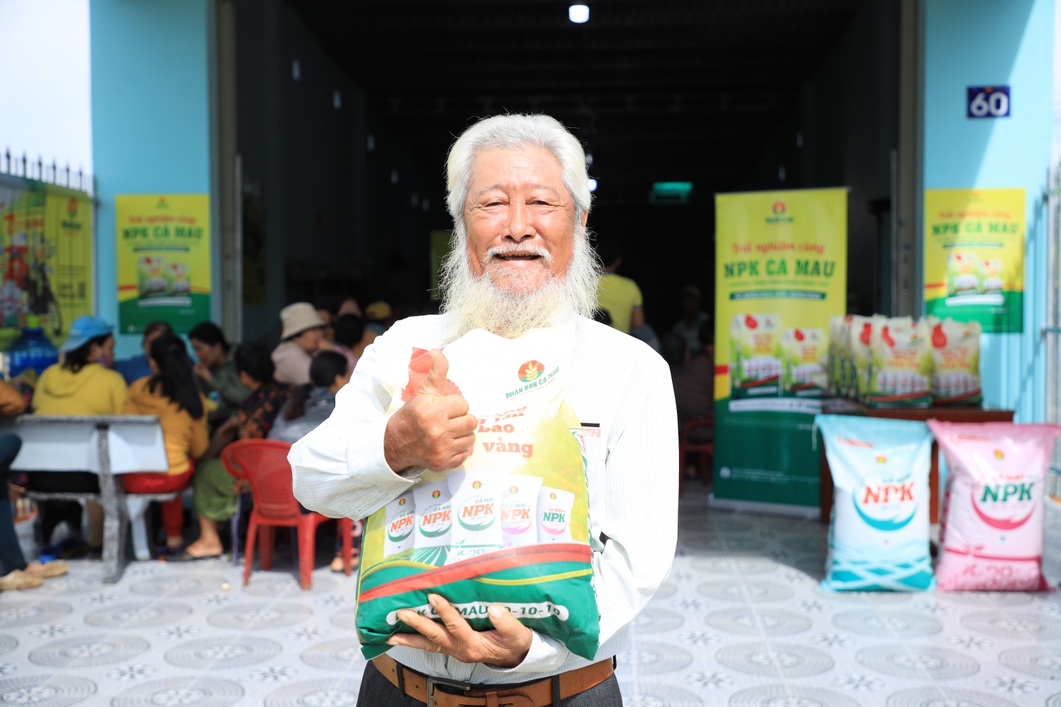 Phân bón Cà Mau đồng hành cùng nông dân Việt Nam: Tặng phân bón, đón mùa vàng Phân bón Cà Mau đồng hành cùng nông dân Việt Nam: Tặng phân bón, đón mùa vàng