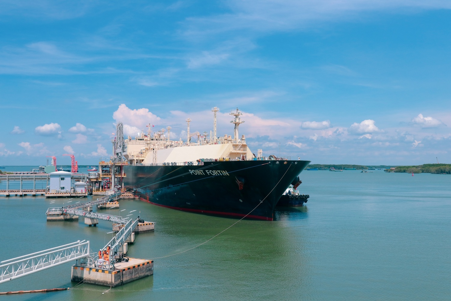 LNG được nhập khẩu để làm nhiên liệu cho sản xuất điện, góp phần đáp ứng nhu cầu phụ tải tăng cao trong cao điểm nắng nóng vừa qua LNG được nhập khẩu để làm nhiên liệu cho sản xuất điện, góp phần đáp ứng nhu cầu phụ tải tăng cao trong cao điểm nắng nóng vừa qua