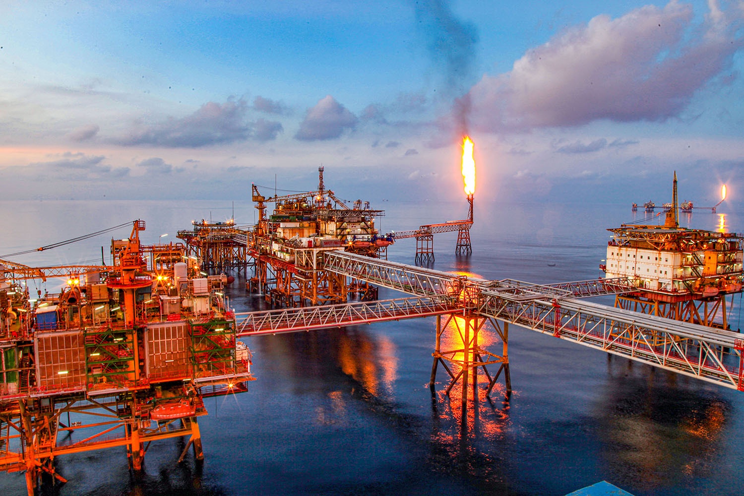 undefined Tháng 5: Petrovietnam tiếp tục duy trì tăng trưởng khi giá dầu đảo chiều giảm mạnh