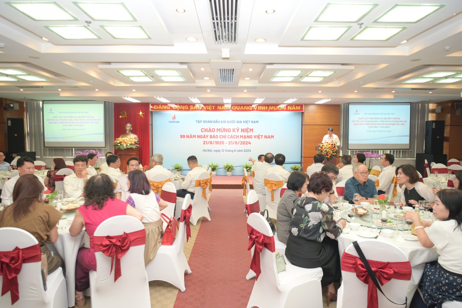 Toàn cảnh buổi gặp mặt Toàn cảnh buổi gặp mặt
