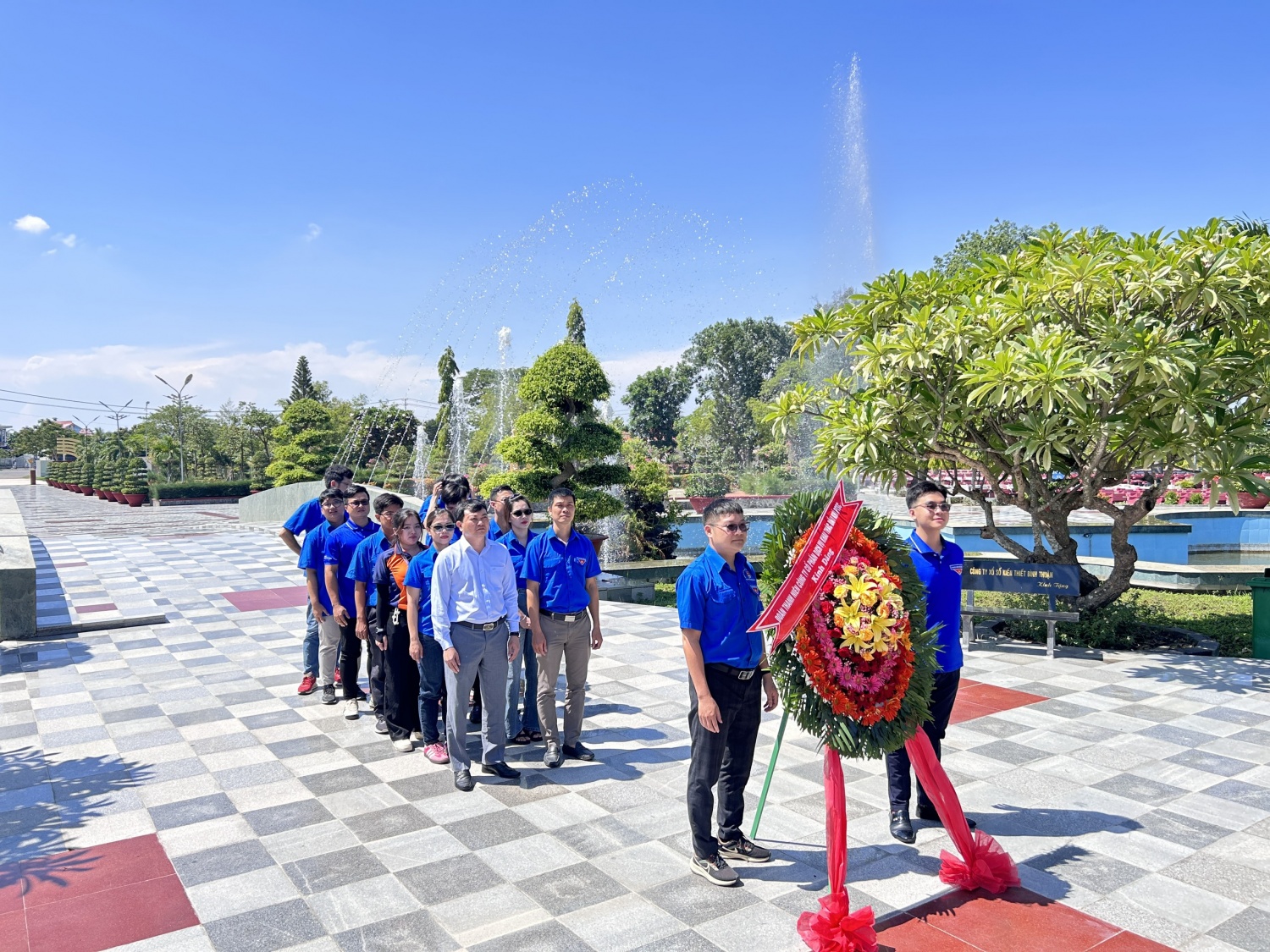 Đoàn đang hương tưởng niệm các anh hùng liệt sĩ tại Nghĩa trang Đoàn đang hương tưởng niệm các anh hùng liệt sĩ tại Nghĩa trang