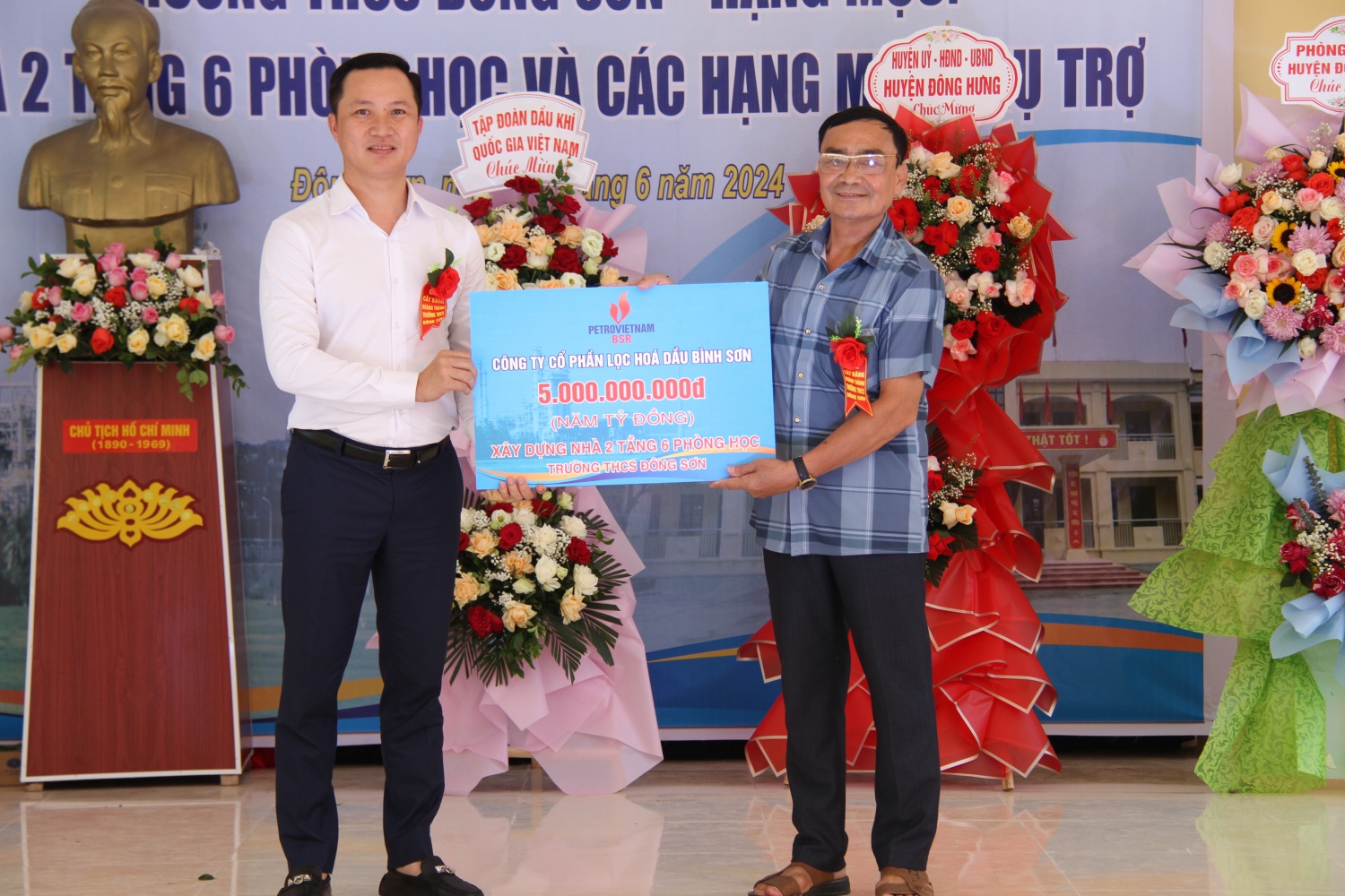 Petrovietnam và BSR khánh thành nhà 2 tầng, 6 phòng học trường THCS Đông Sơn, tỉnh Thái Bình Petrovietnam và BSR khánh thành nhà 2 tầng, 6 phòng học trường THCS Đông Sơn, tỉnh Thái Bình