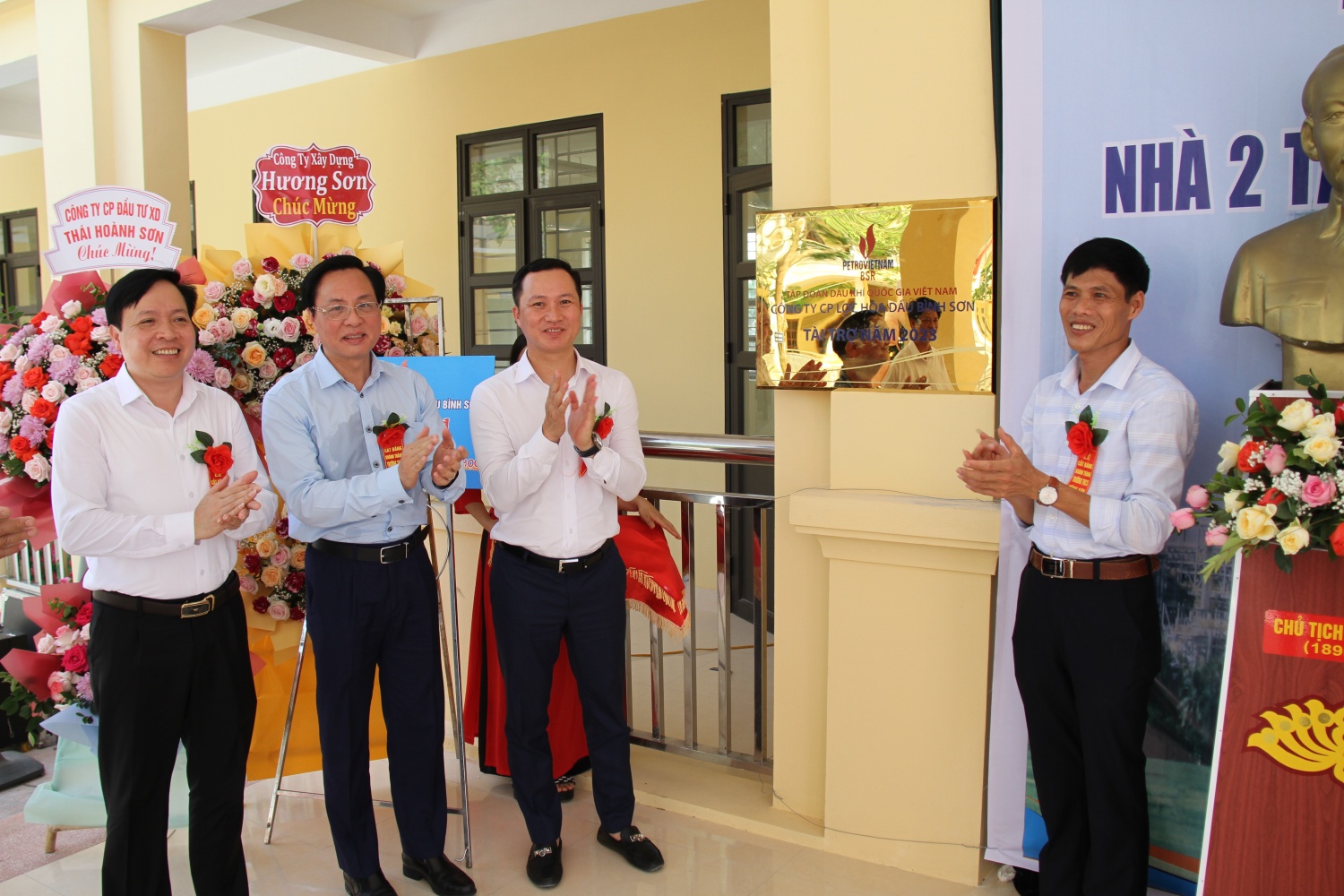 Các đại biểu thực hiện nghi thức gắn biển công trình Các đại biểu thực hiện nghi thức gắn biển công trình