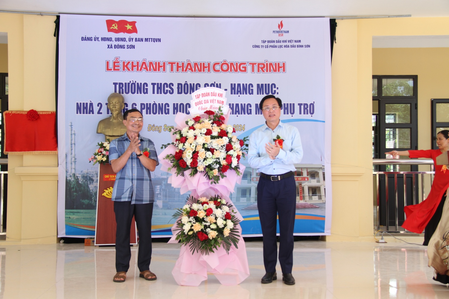 Petrovietnam và BSR khánh thành nhà 2 tầng, 6 phòng học trường THCS Đông Sơn, tỉnh Thái Bình Petrovietnam và BSR khánh thành nhà 2 tầng, 6 phòng học trường THCS Đông Sơn, tỉnh Thái Bình
