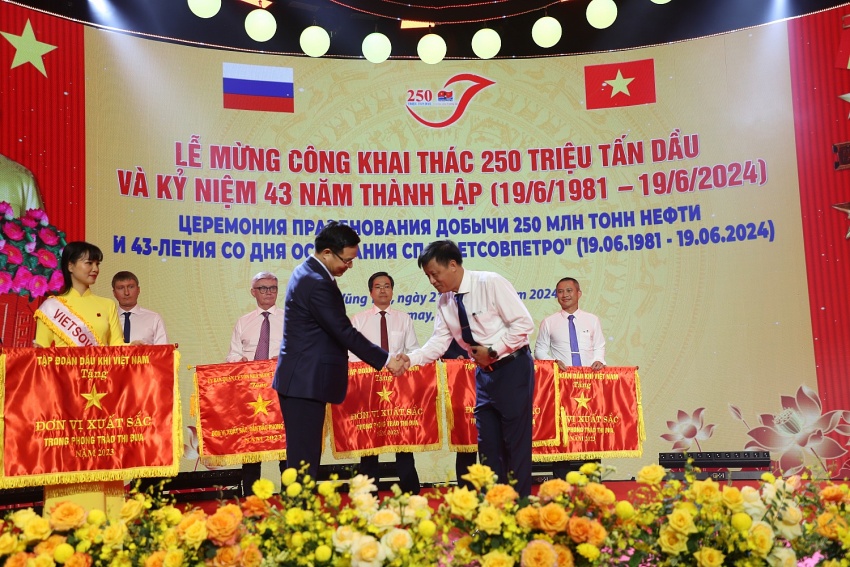 Thành tích đáng tự hào của Vietsovpetro Tập thể lao động quốc tế Vietsovpetro đón nhận nhiều danh hiệu cao quý