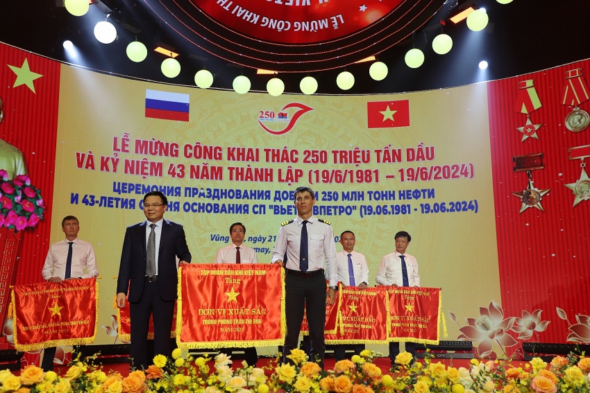 Thành tích đáng tự hào của Vietsovpetro Tập thể lao động quốc tế Vietsovpetro đón nhận nhiều danh hiệu cao quý