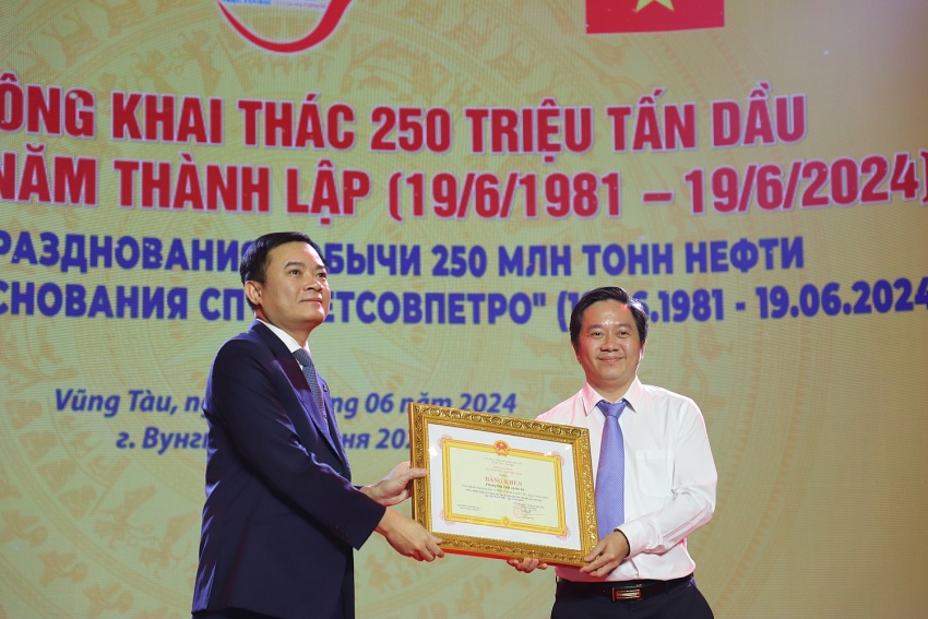 Thành tích đáng tự hào của Vietsovpetro Tập thể lao động quốc tế Vietsovpetro đón nhận nhiều danh hiệu cao quý