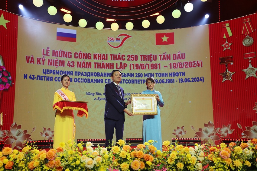 Thành tích đáng tự hào của Vietsovpetro Tập thể lao động quốc tế Vietsovpetro đón nhận nhiều danh hiệu cao quý