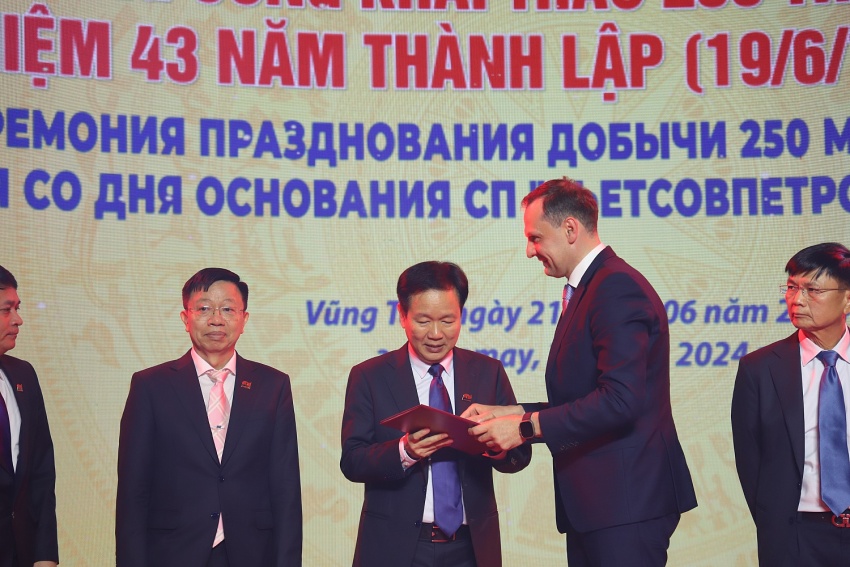 Thành tích đáng tự hào của Vietsovpetro Tập thể lao động quốc tế Vietsovpetro đón nhận nhiều danh hiệu cao quý