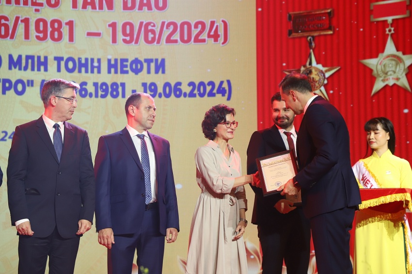 Thành tích đáng tự hào của Vietsovpetro Tập thể lao động quốc tế Vietsovpetro đón nhận nhiều danh hiệu cao quý
