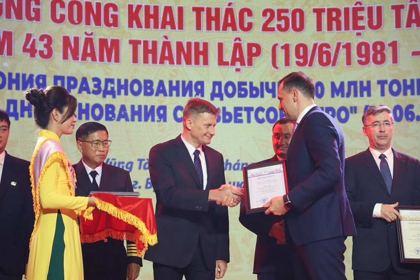Thành tích đáng tự hào của Vietsovpetro Tập thể lao động quốc tế Vietsovpetro đón nhận nhiều danh hiệu cao quý