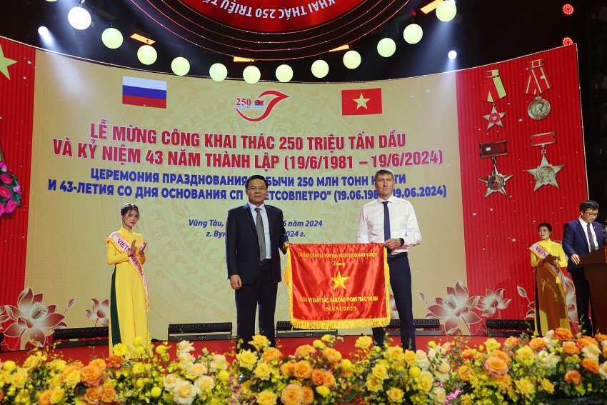 Thành tích đáng tự hào của Vietsovpetro Tập thể lao động quốc tế Vietsovpetro đón nhận nhiều danh hiệu cao quý