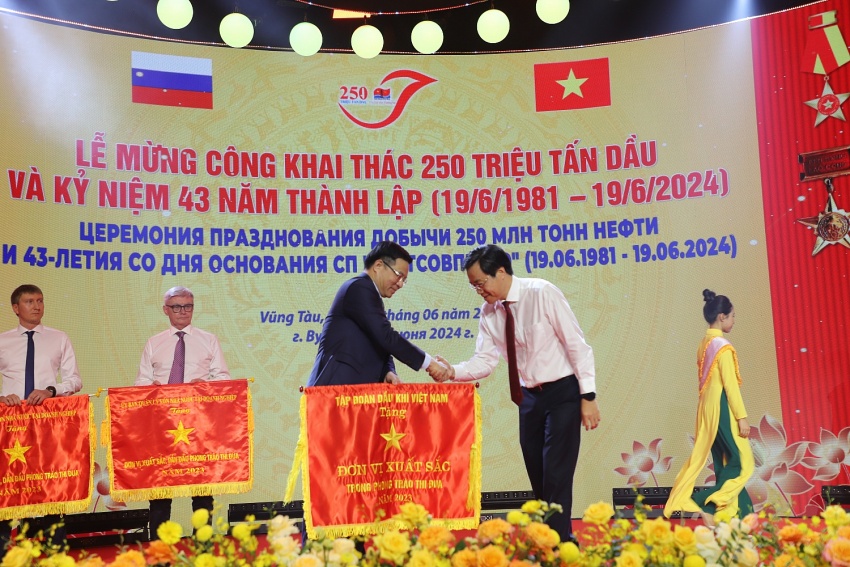 Thành tích đáng tự hào của Vietsovpetro Tập thể lao động quốc tế Vietsovpetro đón nhận nhiều danh hiệu cao quý