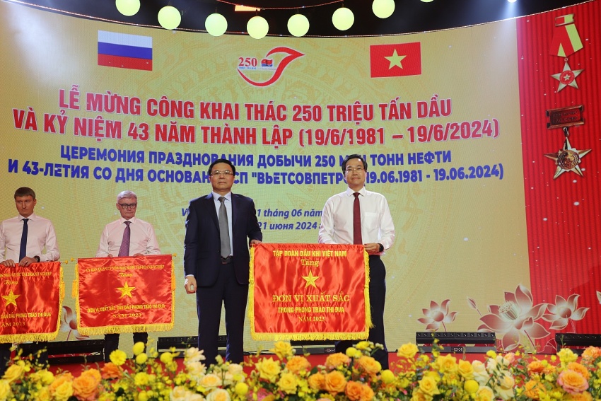Thành tích đáng tự hào của Vietsovpetro Tập thể lao động quốc tế Vietsovpetro đón nhận nhiều danh hiệu cao quý