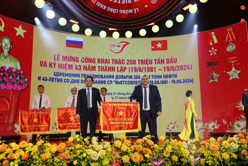 Thành tích đáng tự hào của Vietsovpetro Tập thể lao động quốc tế Vietsovpetro đón nhận nhiều danh hiệu cao quý