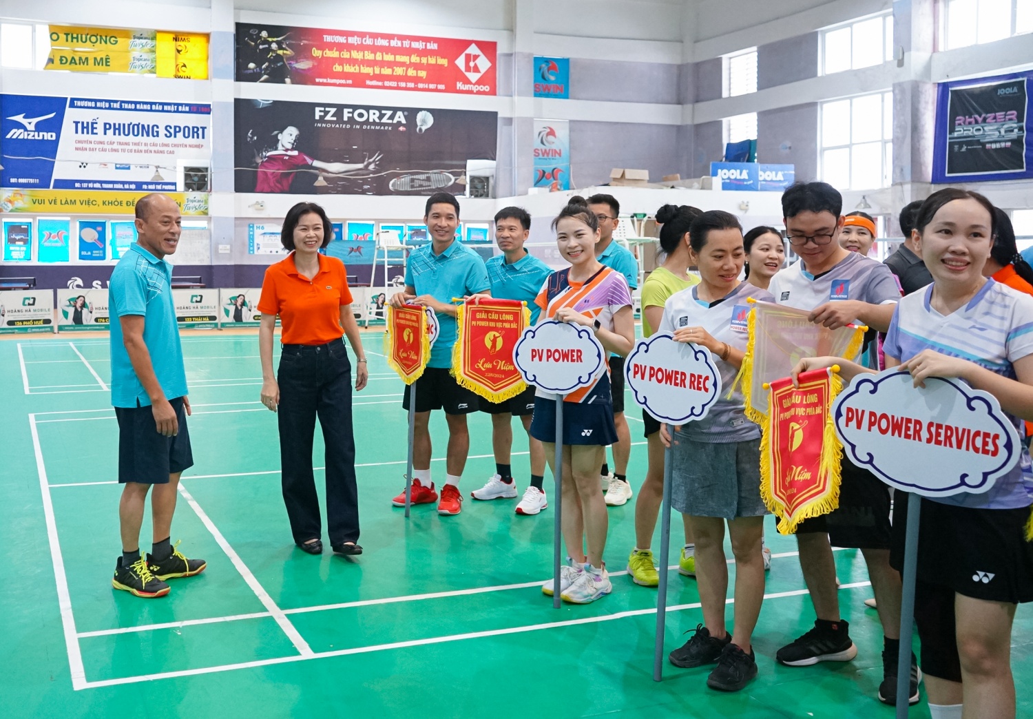 Bà Ngô Hồng Vân - Phó Bí Thư Thường trực Đảng uỷ, Chủ tịch Công đoàn PV Power và ông Hoàng Xuân Thành - Bí thư chi bộ, chủ tịch HĐQT công ty CP Thuỷ điện Hủa na trao cờ lưu niệm cho các đơn vị tham gia Giải