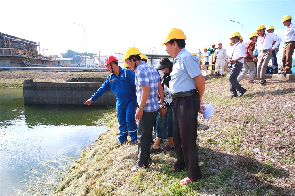 BSR giới thiệu công tác đảm bảo An ninh – An toàn – Môi trường – PCCC cho cán bộ, bà con nhân dân xung quanh Nhà máy BSR giới thiệu công tác đảm bảo An ninh – An toàn – Môi trường – PCCC cho cán bộ, bà con nhân dân xung quanh Nhà máy