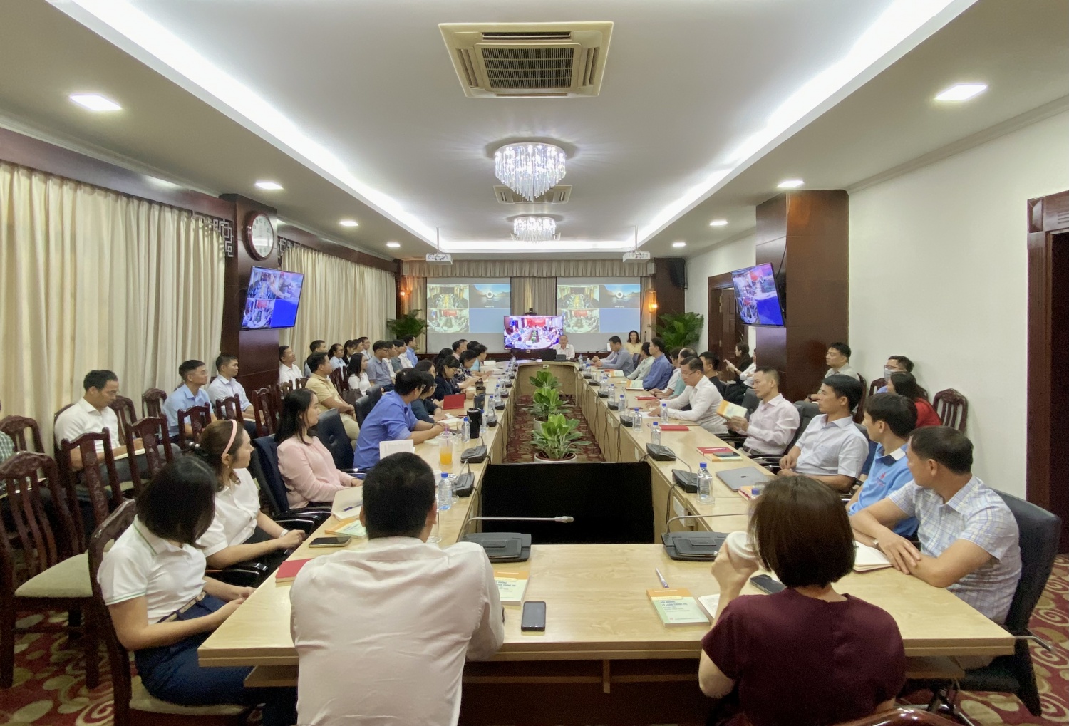 Khai giảng lớp Bồi dưỡng lý luận chính trị dành cho Đảng viên mới năm 2024 Đảng ủy Tập đoàn khai giảng lớp Bồi dưỡng lý luận chính trị cho đảng viên mới năm 2024 khu vực phía Nam