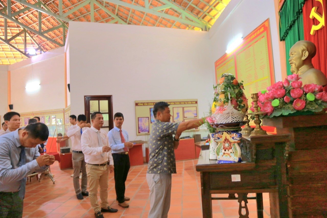 Đoàn dâng hương tại di tích Lịch sử - Văn hóa Căn cứ Vườn Mận Đoàn dâng hương tại di tích Lịch sử - Văn hóa Căn cứ Vườn Mận