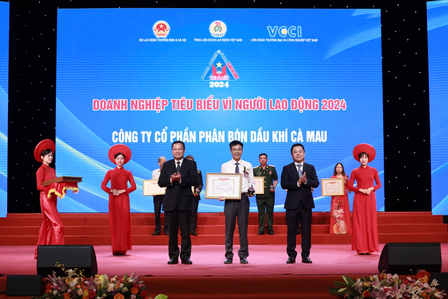 Vinh danh 4 doanh nghiệp Dầu khí tiêu biểu vì người lao động Vinh danh 4 doanh nghiệp Dầu khí tiêu biểu vì người lao động